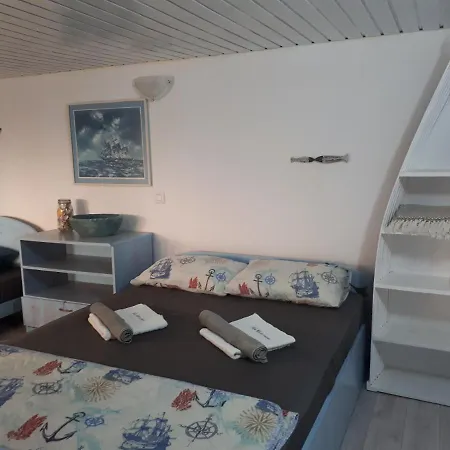 La Doi Pasi De Mare *