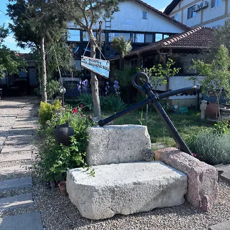 La Doi Pasi De Mare